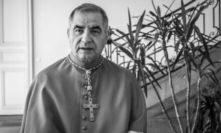 🔴 Duro colpo nella Curia bergogliana: Becciu rinuncia ai diritti del cardinalato e all’incarico di Pref. delle Cause dei Santi