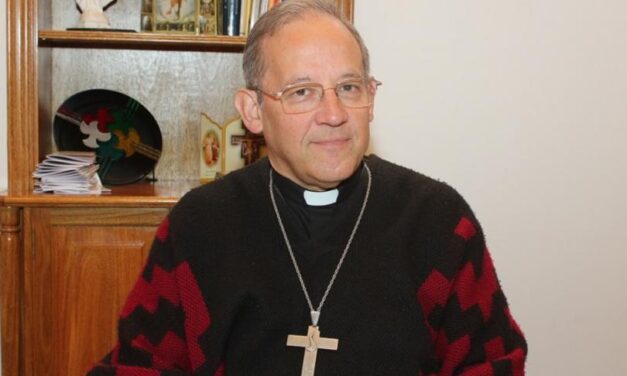 Vescovo argentino minaccia di punire i sacerdoti per aver dato la Comunione in bocca.