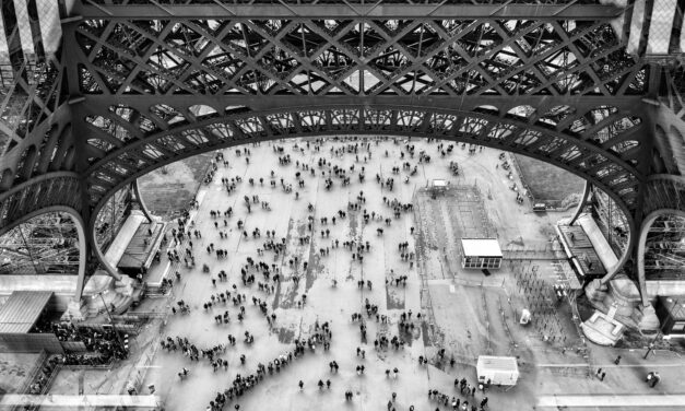Requiem per un’umanità senza Dio: “Candele gialle per Parigi” di Bruce Marshall