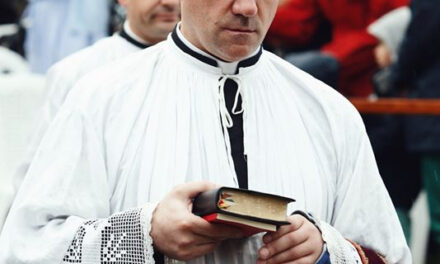 «Gli eventi evidenziano l’eccezionale perspicacia soprannaturale del nostro fondatore». Intervista al Superiore Generale della FSSPX per il 50° della fondazione