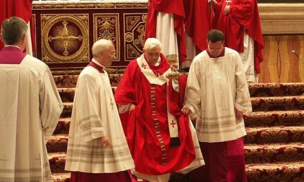 Ratzinger tace sul caso “unioni civili” ma incontra il neocardinale gay-friendly Semeraro.