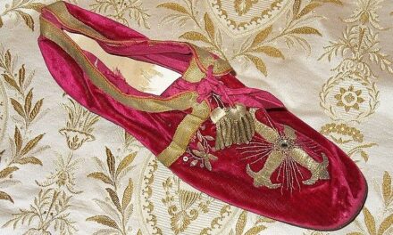 “Prostrati al bacio della sacra pantofola”. Storia e significato delle scarpe del Papa.