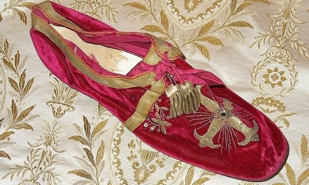 “Prostrati al bacio della sacra pantofola”. Storia e significato delle scarpe del Papa.