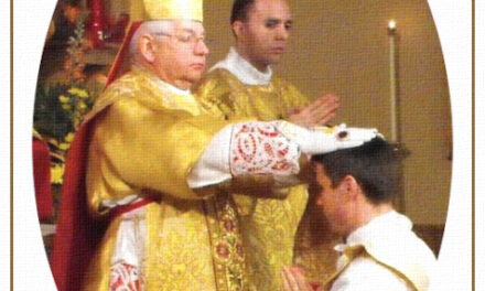 [DIFUNDE TU FE CATOLICA] IMPOSICIÓN DE MANOS, GESTO RESERVADO A LOS SACERDOTES