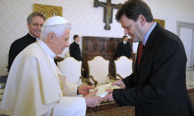 Una nuova biografia descrive la grande influenza di J. Ratzinger nello sconvolgimento rivoluzionario del Vaticano II