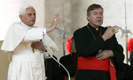 Cardinal Pell: «Ratzinger non dovrebbe indossare la tonaca papale bianca e non dovrebbe insegnare pubblicamente»