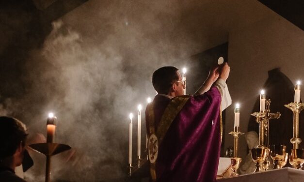 In caso nessuno se ne fosse accorto, impedire ai cattolici di partecipare alla Messa di mezzanotte è incostituzionale